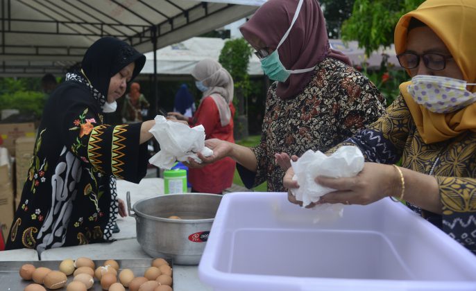 Wali Kota Surabaya Tri Rismaharini saat menyiapkan minuman di dapur umum yang didirikan oleh Pemkot Surabaya