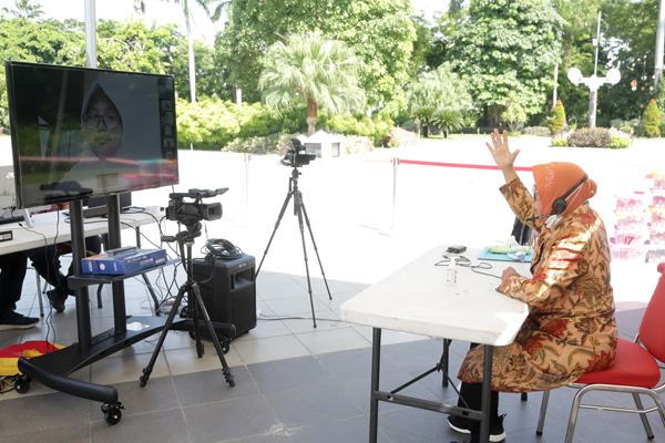 Wali kota Surabaya Tri Rismaharini saat menggelar video converence dengan para guru di Surabaya beberapa waktu lalu