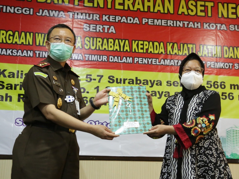 Kepala Kejaksaan Negeri Jawa Timur saat menyerahkan berkas aset yang dikembalikan ke Pemkot Surabaya