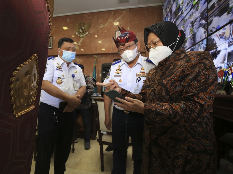 Wali kota Risma bersama Dirjen Perhubungan Darat seusai penandatangan MoU di balai kota Surabaya Kamis (22/10)