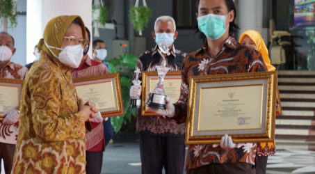 Wali kota Surabaya saat memberikan penghargaan sebagai apresiasi yang telah berprestasi meski ditengah pandemi covid-19
