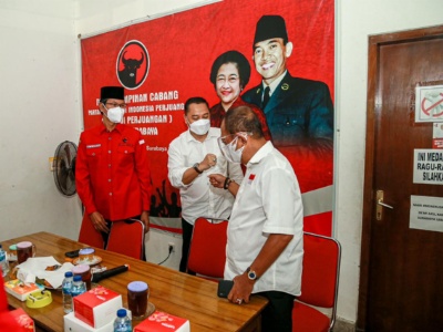 Wali kota Surabaya Eri Cahyadi dan Wakil Wali Kota Surabaya Armuji sedang bersama ketua DPC PDI P Surabaya Adi Sutarwijono dikantor DPC PDP Surabaya jalan stail selasa kemarin