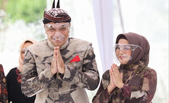 Wali Kota Eri Cahyadi bersama Istri saat menjadi bintang tamu dalam lomba fashion show antar OPD dilingkungan Pemkot Surabaya