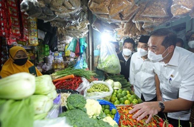 Menteri perdagangan Muhammad Lutfi saat meninjau pasar wonokromo