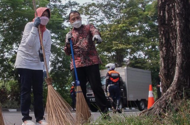 Wali Kota Surabaya Eri Cahyadi Bersama Kepala DKRTH Kota Surabaya Ana saat melakukan pembersihan dikawasan jalan A Yani Surabaya Rabu (28/04)