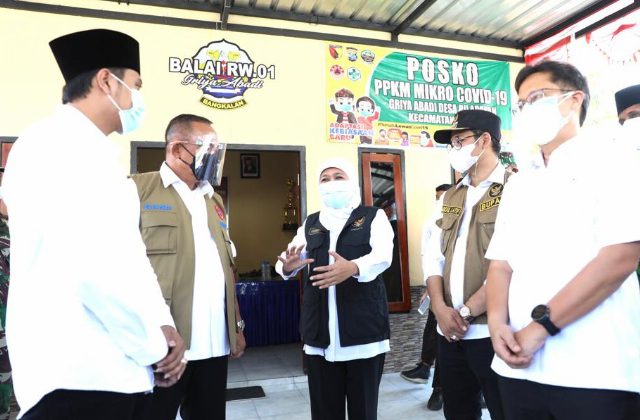 Gubernur Jatim Khofifah Indarparawangsa saat mendampingi kunjungan Menkes di kawasan Bangkalan Madura