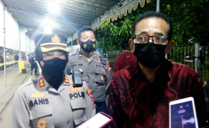 Salah satu unsur pimpinan DPRD Surabaya AH Tonny saat meninjau pos Penyekatan di Suramadu
