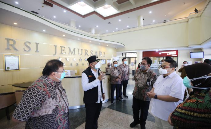Wali Kota Surabaya Eri Cahyadi saat berdiskusi dengan Direktur Rumah Sakit RSI Jemursari