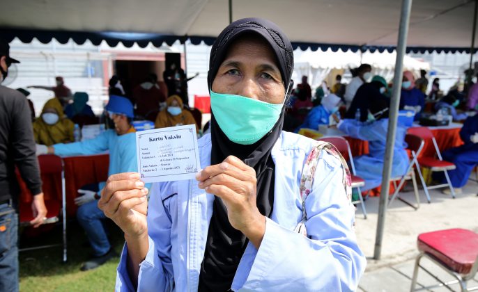 Salah satu warga Surabaya yang memanfaatkan program vaksinasi yang digelar di G10N