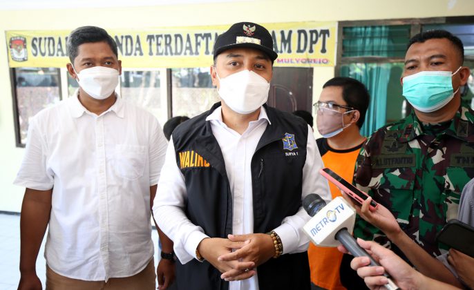 Wali Kota Surabaya Eri Cahyadi saat meninjau persiapan Rumah Sehat dikawasan kelurah Mulyorejo