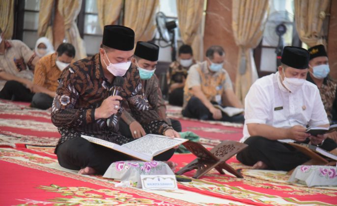 Wali Kota Surabaya Eri ahyadi saat menggelar khataman alquran