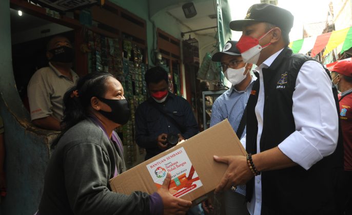 Wali kota Eri Cahyadi saat memberikan bantuan kepada warga Surabaya