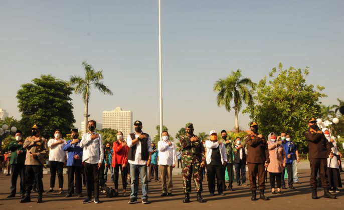 Wali kota bersama forkompimda dan para relawan surabaya memanggil