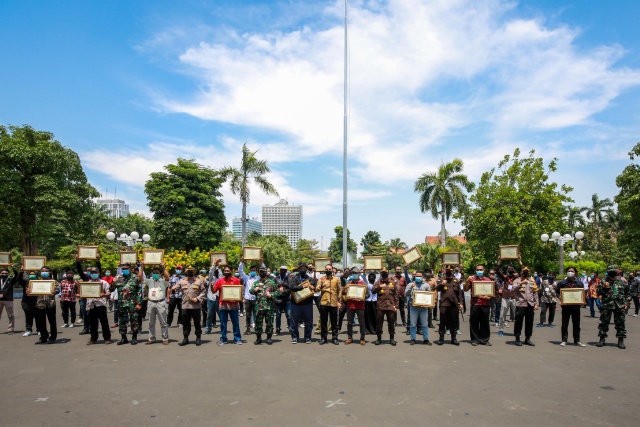 Relawan Surabaya memanggil yang membantu dalam penanganan Covid-19 di Surabaya