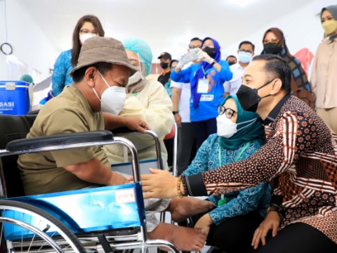 Vaksinasi disabilitas - Wali Kota Surabaya Eri Cahyadi dan isteri saat menyapa salah satu penyandang disabilitas yang mengikuti vaksin di Kota Surabaya
