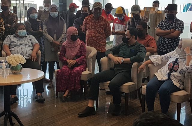 Ketua Komisi A DPRD Kota Surabaya Pertiwi Ayu Krisna saat beraudueni dengan perwakilan warga yang disaksikan oleh pihak pengembang trans Icon