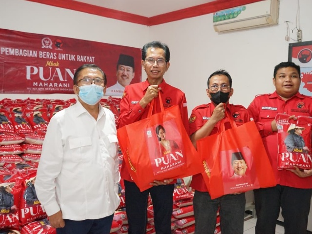 Bambang DH bersama ketua DPC PDIP Surabaya Adi Sutarwijono dan Kader saat menyerahkan beras mbak puan