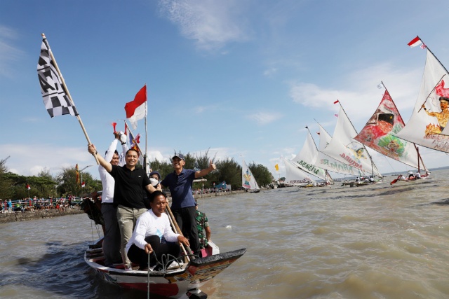 Wali kota Eri saat memberangkatkan peserta lomba perahu layar tradisional dikawasan pantai kenjeran