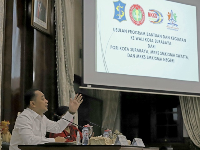 Wali kota Surabaya Eri Cahyadi saat menggelar pertemuan dengan MKGS 