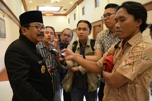 Gubernur Jamin Distribusi Pasir Beton Di Jatim Lancar