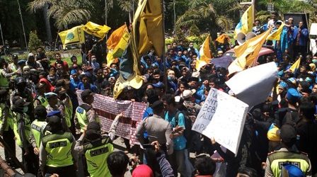 Ratusan Mahasiswa PMII Kepung Kantor Bupati Gresik