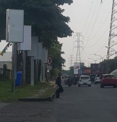 Deretan Reklame Di Darmo Boulevard Diduga Tak Berizin