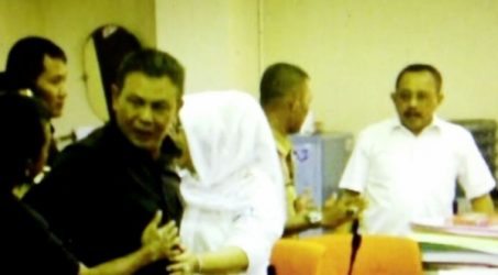 Didepan Warga, Kasatpol PP dan Ketua DPRD Bersitegang Saat Rapat Di Ruang Komisi A DPRD Surabaya