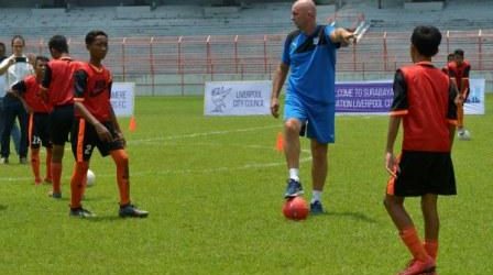 Pelatih Club Sepak Bola Tertua Di Inggris Kagumi Bakat Sepakbola Anak Surabaya