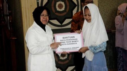 Wali Kota Surabaya Salurkan Beasiswa Kepada 33 Pelajar Siswa SMA/SMK