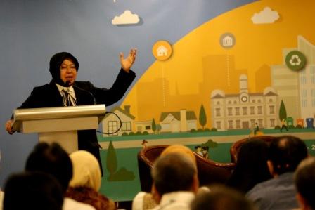 Wali Kota Surabaya Tri Rismaharini saat menjadi pembicara dalam seminar KemenPUR