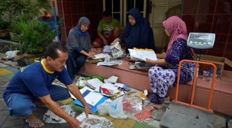Warga Gading Sukses Kelola Bank Sampah