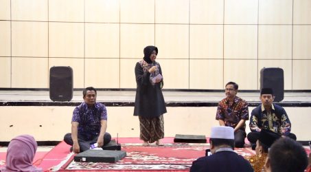 Risma Minta Semua Kepsek se Surabaya Hilangkan Trauma Anak Didiknya
