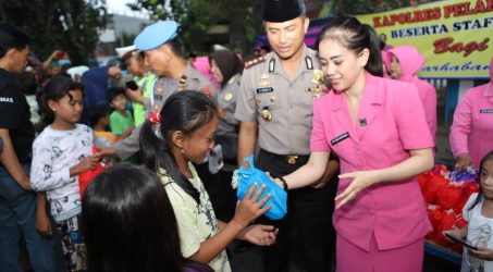 Polres Tanjung Perak Bagi-bagi Ratusan Takjil