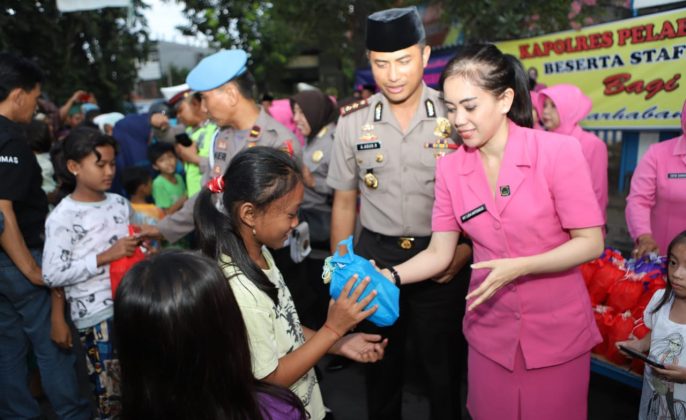 Polres Tanjung Perak Bagi-bagi Ratusan Takjil