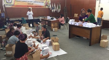 KPU Surabaya Kerahkan 30 Tenaga Kerja untuk Lipat dan Sortir Surat Suara