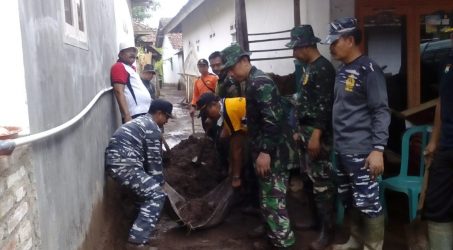 Prajurit TNI AL Banyuwangi Kerja Bakti Massal Pasca Banjir Bandang