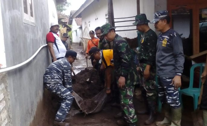 Prajurit TNI AL Banyuwangi Kerja Bakti Massal Pasca Banjir Bandang