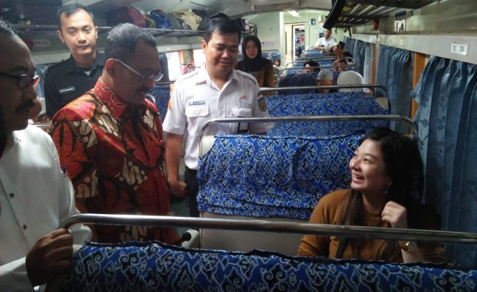 Pastikan Kenyamanan Pemudik, Ketua DPRD Surabaya Sidak Stasiun dan Terminal