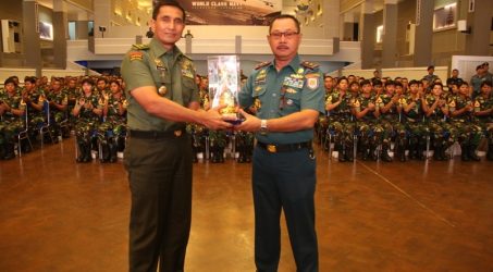 Pangkoarmada II Minta Taruna Akademi TNI Jadi yang Terbaik