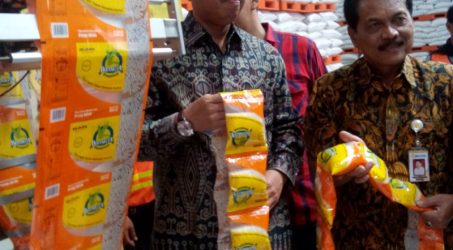 Bulog Jatim Launching Beras Sachet harga Rp 2.500