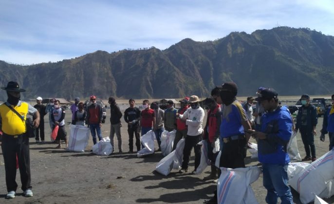 Banyak Sampah, Komunitas Bromo Lovers Bersih-Bersih Kaldera dan Sekitarnya