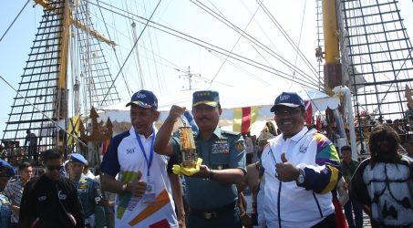 KRI Dewaruci Berlayar Membawa Obor Asian Games