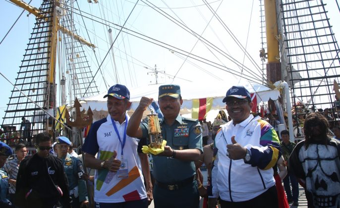KRI Dewaruci Berlayar Membawa Obor Asian Games