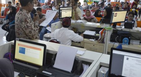 Dispenduk Surabaya Terapkan Pelayanan e-KTP Cetak One Day Service
