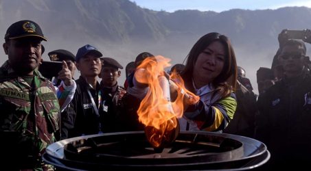 Dinyalakan di Bromo Obor Asian Games melintasi Padang Pasir