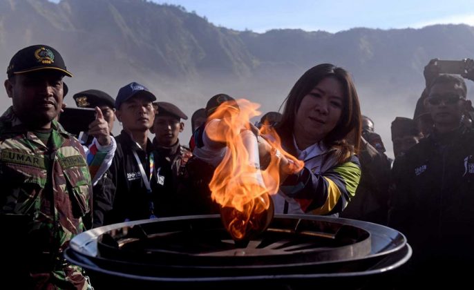 Dinyalakan di Bromo Obor Asian Games melintasi Padang Pasir