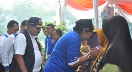 Hari Jadi Jatim, Pakde Karwo Bagikan 1.700 Paket Sembako Gratis