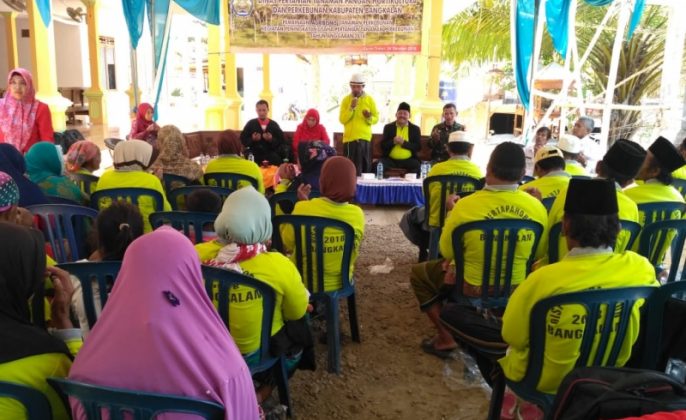 TMMD Bangkalan, Warga Terima 400 Bibit Kelapa Genjah Entok