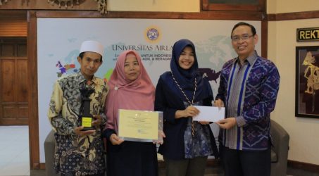 Putri Penjual Cilok ini Raih Sarjana Terbaik di UNAIR