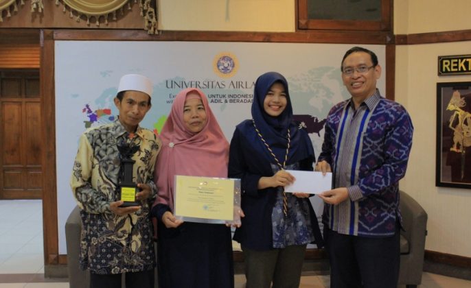 Putri Penjual Cilok ini Raih Sarjana Terbaik di UNAIR